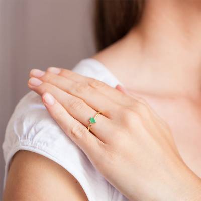 0,10 ct Pear Emerald Solitaire Ring in 750/1000 Yellow Gold - Allegoria