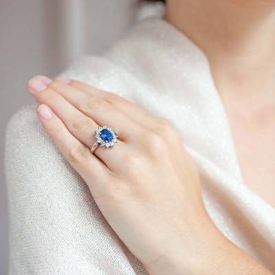 Bague Silverthrone Or Blanc 750, Saphir 2,4 cts, Diamants 1,2 ct - Porchet