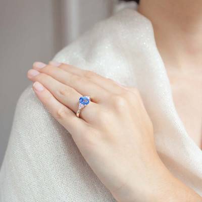 Bague Sanford Or Blanc 750, Saphir 2,4 cts, Diamants 0,28 ct - Porchet