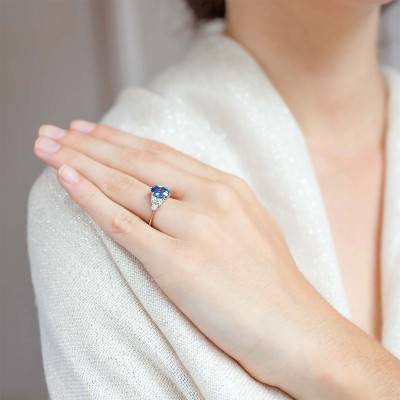 Bague Verstovia Or Blanc 750, Saphir 2,40 cts, Diamants 0,56 ct - Porchet