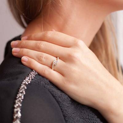 Engagement Ring with Accompanying Diamonds 0.25 ct in 750 Yellow Gold - Kundan