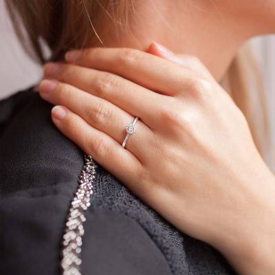 Ojal 750 White Gold Diamond Accompanied Solitaire Ring - Kundan