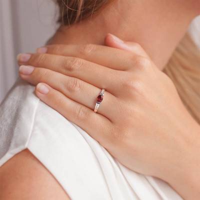 Bague Or Blanc 750, Rubis Ovale 0,60 ct, Diamants 0,08 ct - Les Valentines