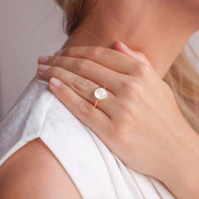 Bague Or Jaune 750 Kirkos ronde pierre de lune Blanche - Les Valentines