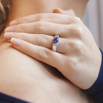 750 White Gold Diamond-Shouldered Solitaire Ring 0.10 ct Diamonds and 1.20 ct Sapphire - Joelli