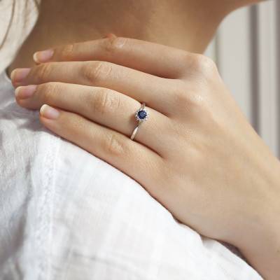Bague Fleur Or Blanc 750, Saphir 0,40 ct, Diamants 0,08 ct - Diamond Lady