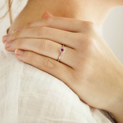 Bague Alavera Or Blanc 750, Rubis 0,18 ct, Diamants 0,05 ct - Diamond Lady