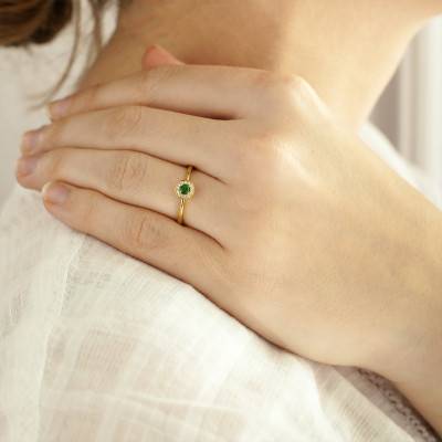 750 Yellow Gold Emerald 0,14 ct & Diamond 0,05 ct Halo Ring - Diamond Lady