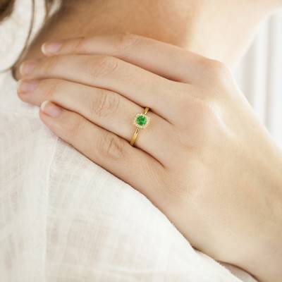 750 Yellow Gold Emerald 0,28 ct & Diamond 0,08 ct Halo Ring - Diamond Lady