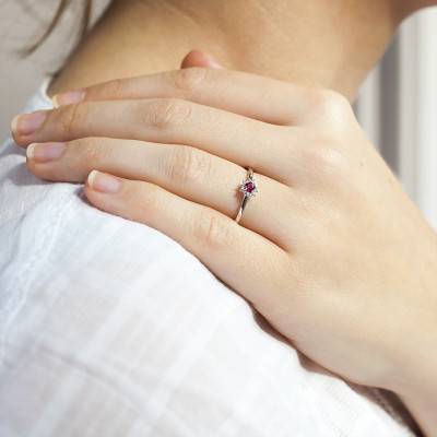 Bague Fleurette Or Blanc 750, Rubis 0,18 ct, Diamants 0,06 ct - Diamond Lady