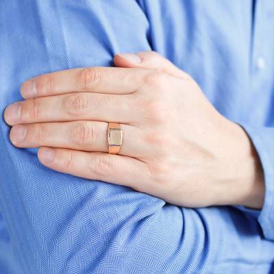 750/1000 Yellow Gold Hexagonal Signet Ring, 9 x 11 mm - Imperium
