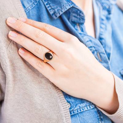 375/1000 Yellow Gold, Onyx & Diamond 0.02 ct Signet Ring 10 x 14 mm - Imperium