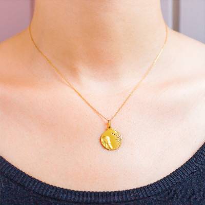 18K Yellow Gold Dreaming Child Medal, 16 mm Diameter - Augis