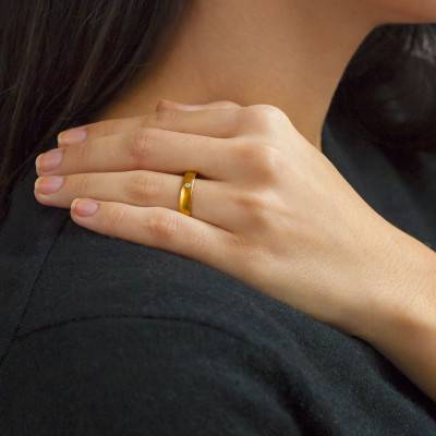 Alliance Demi-Jonc Standard Carthagène en Or Jaune 375 & Diamant 0,02 ct, Largeur 4 mm - Amore