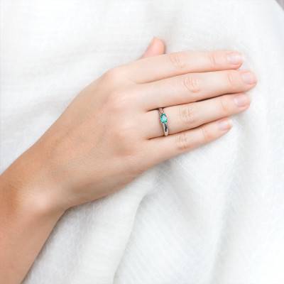 Bague Etau V Lisse Or Blanc 750, Emeraude 0,45 ct - Les Valentines