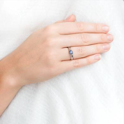 Bague Etau V Lisse Or Blanc 750, Saphir 0,60 ct - Les Valentines