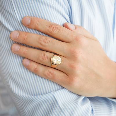 750/1000 Yellow Gold Ridged Oval Signet Ring, 11 x 15 mm - Emanessence