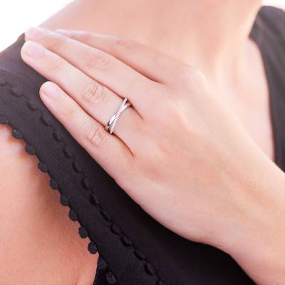 Interlaced Lightweight 375 White Gold & Cubic Zirconia Wedding Ring - Amore