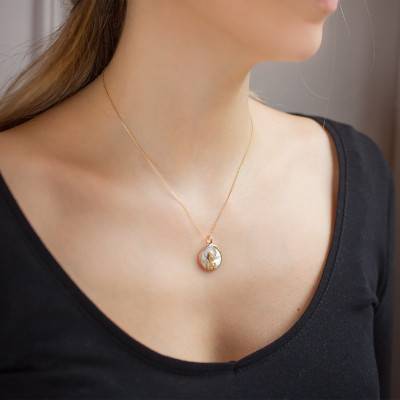 Médaille Vierge En prière Nacre 2 Ors 375, Diamètre 18 mm - Lumiosa