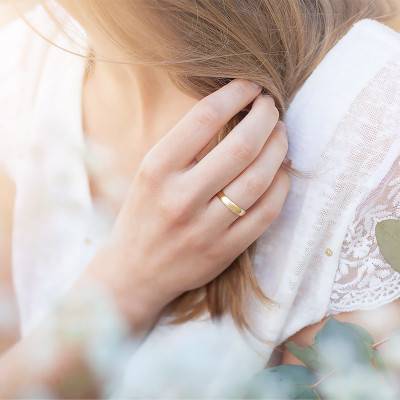 Standard Semi-Domed Madrid Wedding Ring In 750 Yellow Gold, Width 4 mm - Amore