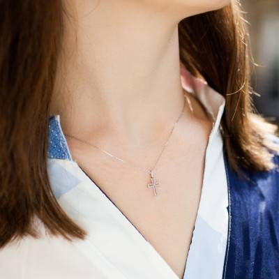 750 White Gold & Diamond Openwork Cross Pendant - Allegoria