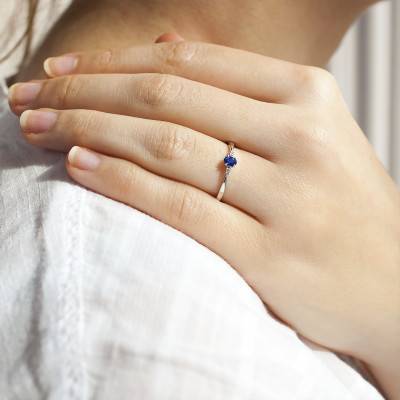 Bague Azad Or Blanc 750, Saphir Ceylan 0,25 ct, Diamants 0,02 ct - Diamond Lady