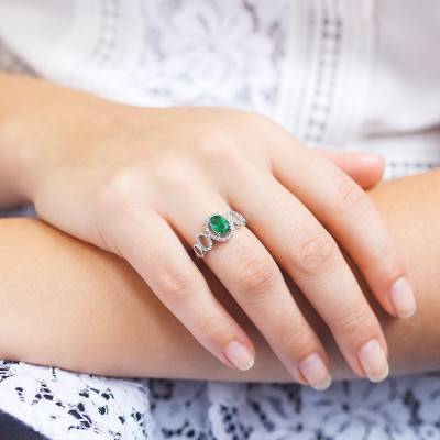 Emerald Solitaire Engagement Ring 0,68 ct with Diamonds 0,16 ct in 750 White Gold - Alliantine