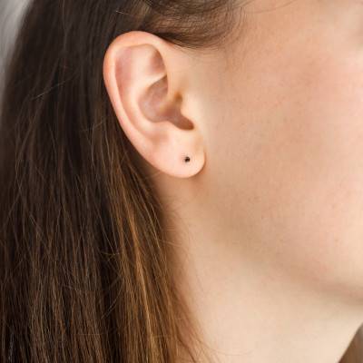 750/1000 Yellow Gold & Sapphire Stud Earrings - Emanessence