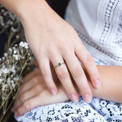 18K 750 Yellow Gold Emerald 0.17 ct & Diamond Shoulder-Set Solitaire Ring - Diamond Lady