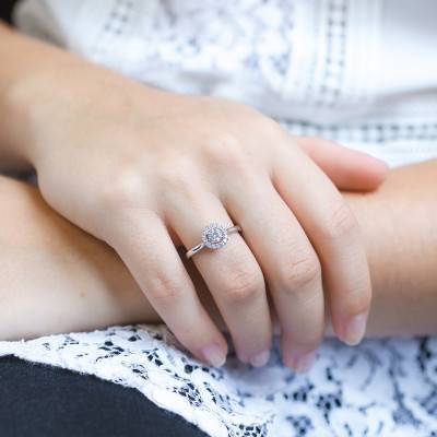 Accompanied Diamond Solitaire Ring 0,30 ct in 750/1000 White Gold - Alliantine