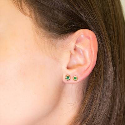 750 White Gold & Emerald Stud Earrings - Emanessence