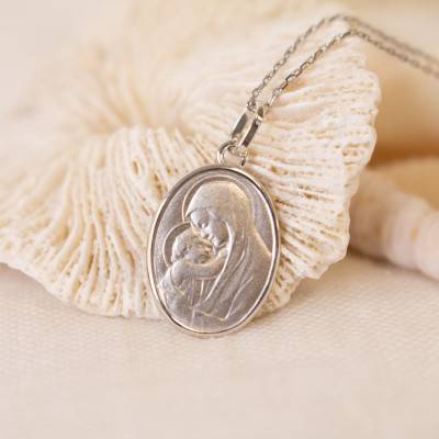 Médaille Ovale Vierge à l'Enfant Or Blanc 750 - Emanessence