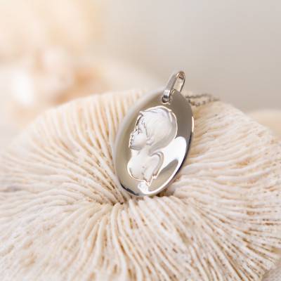 White Gold Oval Dreaming Cherub Medal - Lucas Lucor