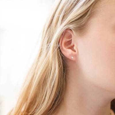 750 White Gold & HP1 Diamond 3-Prong Stud Earrings - Divine