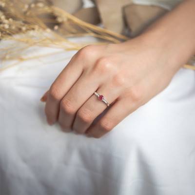 Ruby & Diamond 0,06 ct Accompanied Solitaire Ring in 750 White Gold - Aurora
