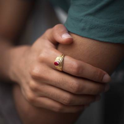 375/1000 Yellow Gold & Synthetic Ruby Académie Signet Ring - Imperium