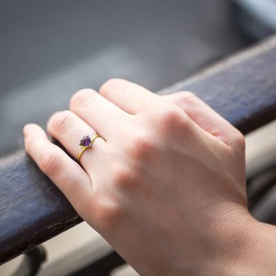 375/1000 Yellow Gold Heart Amethyst Solitaire Ring - Aurora