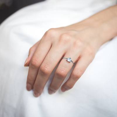 375 White Gold Heart Topaz Solitaire Ring - Aurora