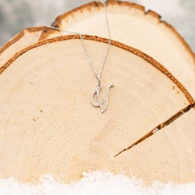 750/1000 White Gold & Diamond Letter V Pendant - Allegoria
