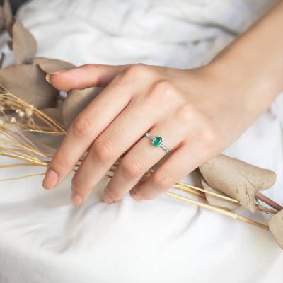 750/1000 White Gold Emerald 1,06 ct & Diamond 0,06 ct Solitaire Ring - Aurora