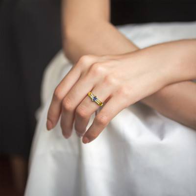 750 Yellow Gold Accompanied Double-Row Solitaire Ring with 0,20 ct Diamonds and 0,59 ct Ceylon Sapphire - Aurora