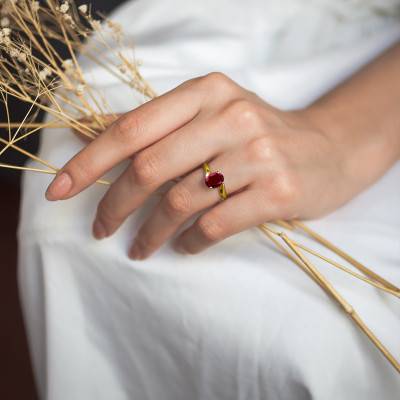 2.20 ct Oval Garnet Solitaire Ring in 375 Yellow Gold - Aurora