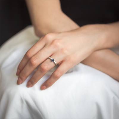 Accompanied Sapphire 0,59 ct Solitaire Ring in 750 White Gold & 0,15 ct Diamonds - Aurora