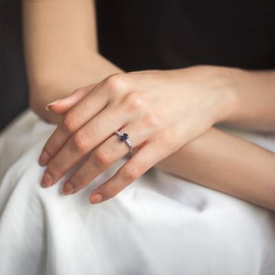 1.06 ct Sapphire and 0.15 ct Diamond Solitaire Ring in 750 White Gold - Aurora