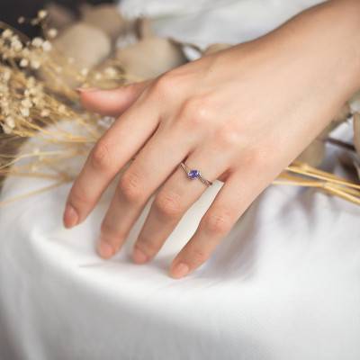 Tanzanite Solitaire Ring in 375 White Gold - Aurora