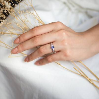 18K White Gold Diamond and Sapphire Solitaire Ring 0.17 ct Diamonds & 0.59 ct Sapphire - Aurora