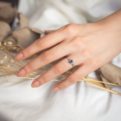 Bague Or Blanc 750, Saphir 0,59 ct, Diamants 0,06 ct - Aurora