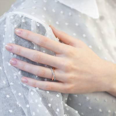 Alliance Ruban Standard Double-Anneaux Entrelacés en 2 Ors Rose et Blanc 750 Diamantée, Largeur 2 mm - Fair'Belle