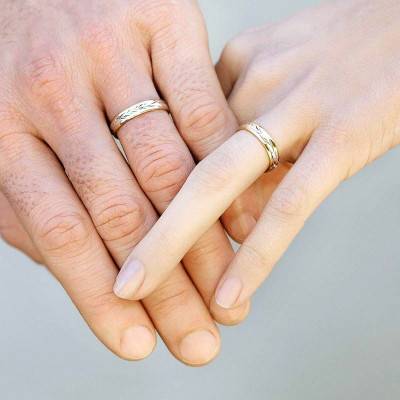 375 2-Tone Gold Standard Ribbon Leganes Wedding Ring, Width 4 mm - Amore