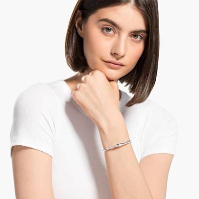 Bracelet twist rows, blanc, métal rhodié, Diamètre 4,8 à 6,2 cm - Swarovski